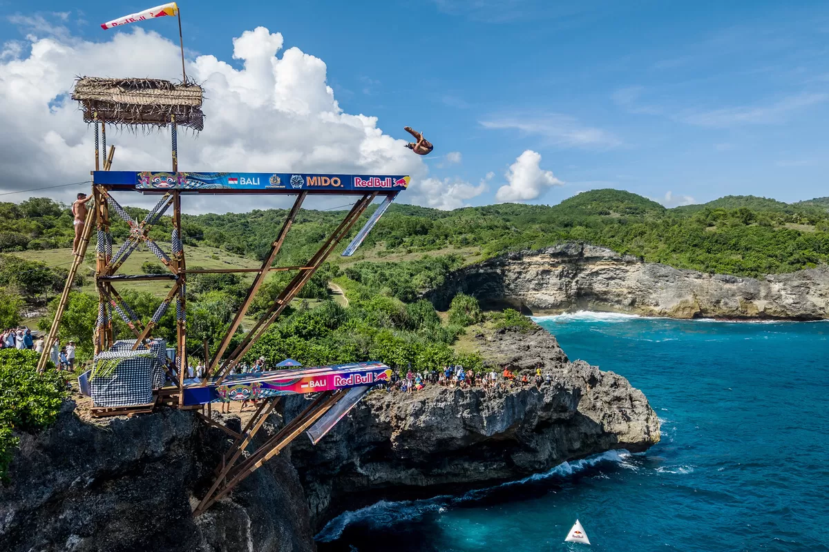 Aksi seorang atlet di Red Bull Cliff Diving World Series 2026. (Istimewa)