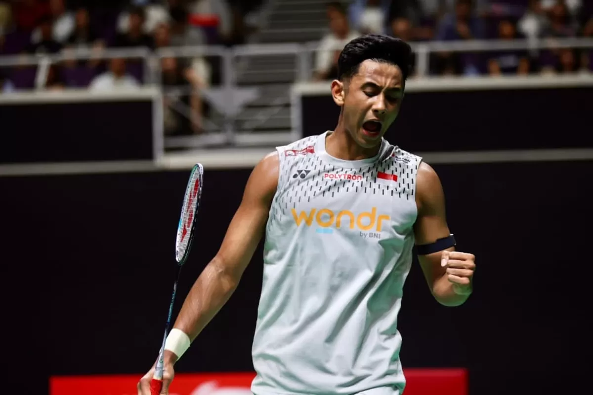 Tunggal muda Indonesia, Alwi Farhan kembali mencuri perhatian di Singapore Open 2026. Ia melangkah ke semifinal pertamanya di BWF Super 750 ini.  (PBSI)