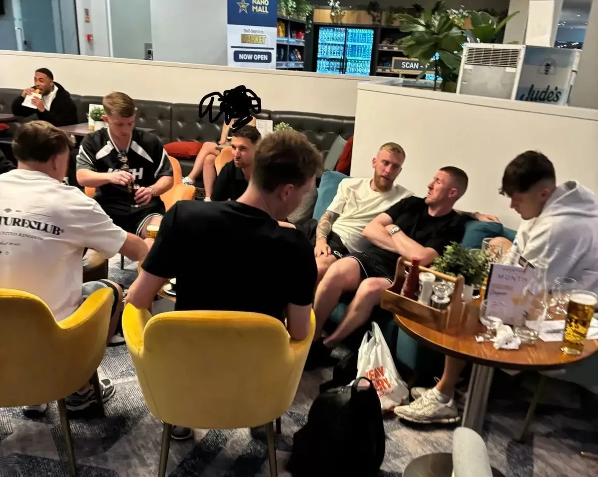 Pemain Hull City terjebak di Bandara Manchester.