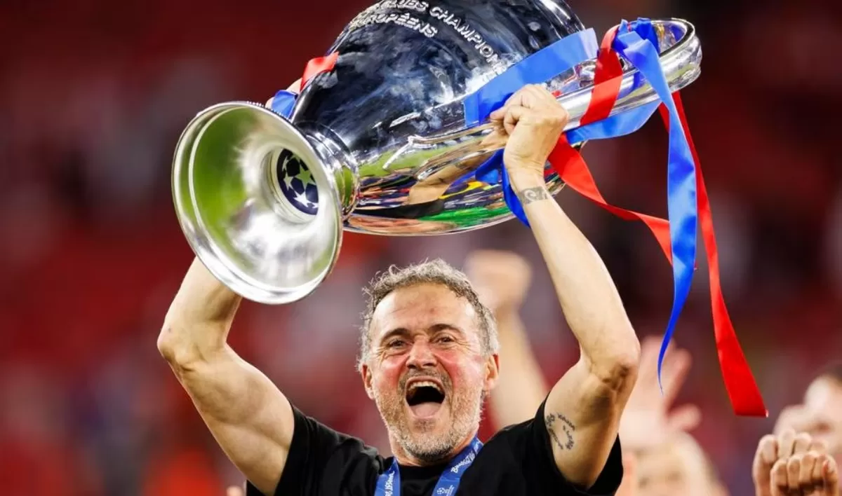 Luis Enrique angkat trofi Liga Champions untuk ketiga kalinya sebagai pelatih. (UEFA)