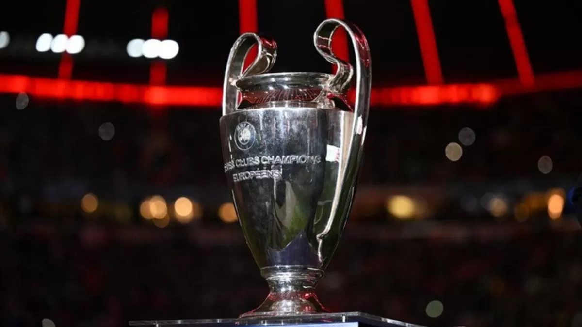 Trofi Liga Champions. PSG sukses mempertahankan gelar juara usai menang dramatis lewat adu pinalti, pada laga final di Budapest, Minggu, 31 Mei WIB. (Getty Images)
