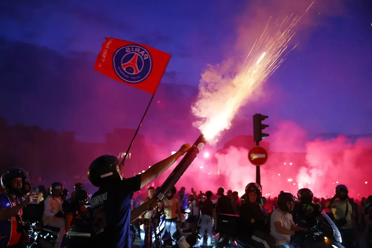Kerusuhan meledak di Paris sejak PSG kebobolan di babak pertama melawan Arsenal.