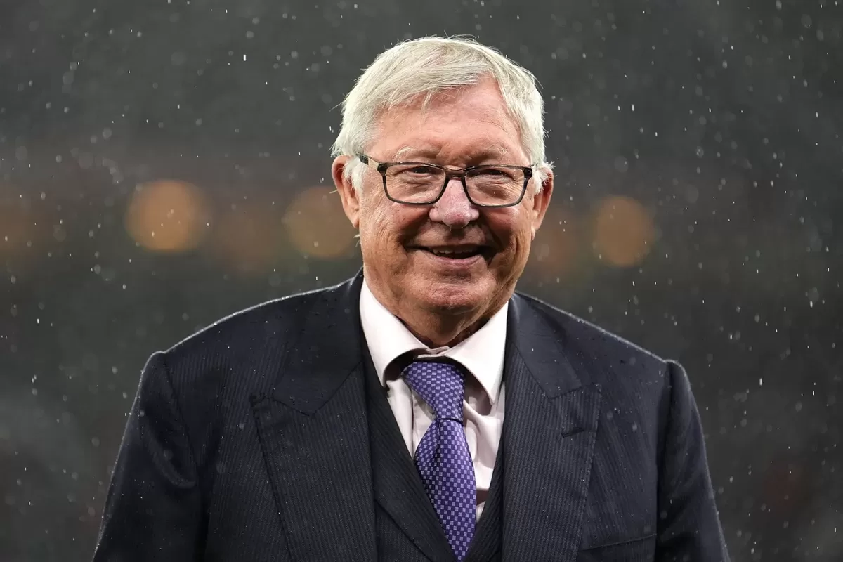 Alex Ferguson mengkritik penampilan defensif Arsenal dalam kekalahan adu penalti 4-3 (1-1) melawan Paris Saint-Germain pada hari Sabtu (30/5).