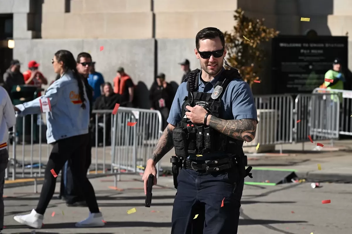 Seorang petugas polisi berpatroli di Kansas, tempat markas tim Inggris berada.