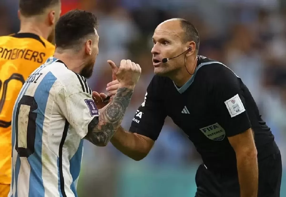 Hanya kapten yang boleh berbicara dengan wasit.
