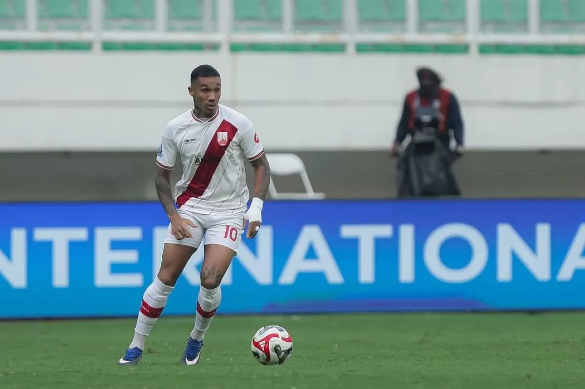 Penyerang Persis Solo Dimitri Lima kecewa Persis Solo terlempar dari Super League musim depan. (@persisofficial)
