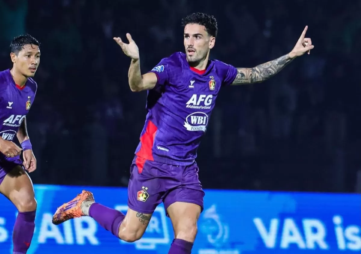 Bek Persik Kediri asal Portugal Kiko Carneiro menepi lebih awal demi pemulihan cederanya. (@persikfcofficial)