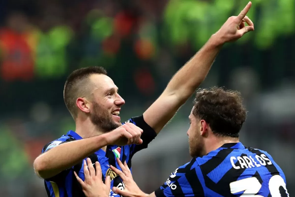 Stefan de Vrij dari FC Internazionale merayakan gol pertama timnya selama pertandingan Serie A