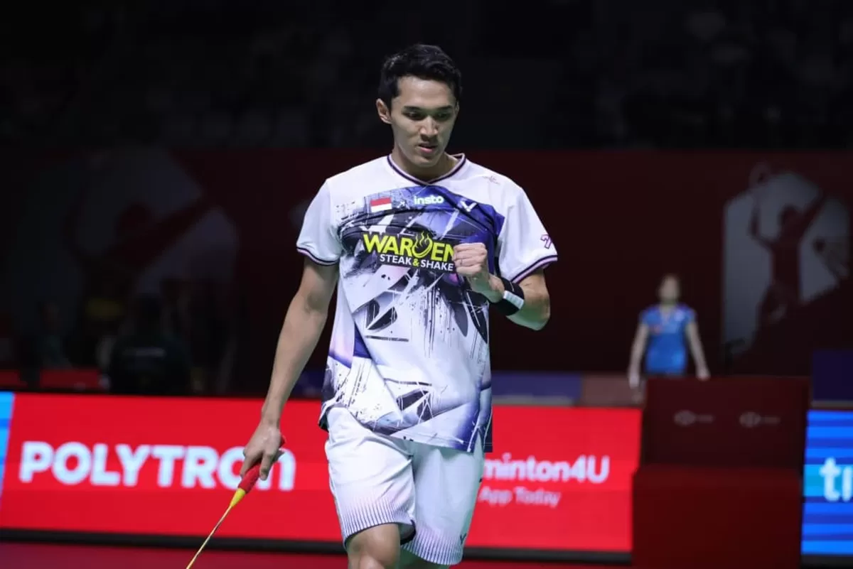 Unggulan kelima, Jonatan Christie harus berjuang untuk lolos ke babak kedua Indonesia Open 2026. Ia dibuat kerja keras oleh wakil Singapura Jiang Heng Jason Teh dalam tiga gim, Selasa, 2 Juni 2026. (PBSI)