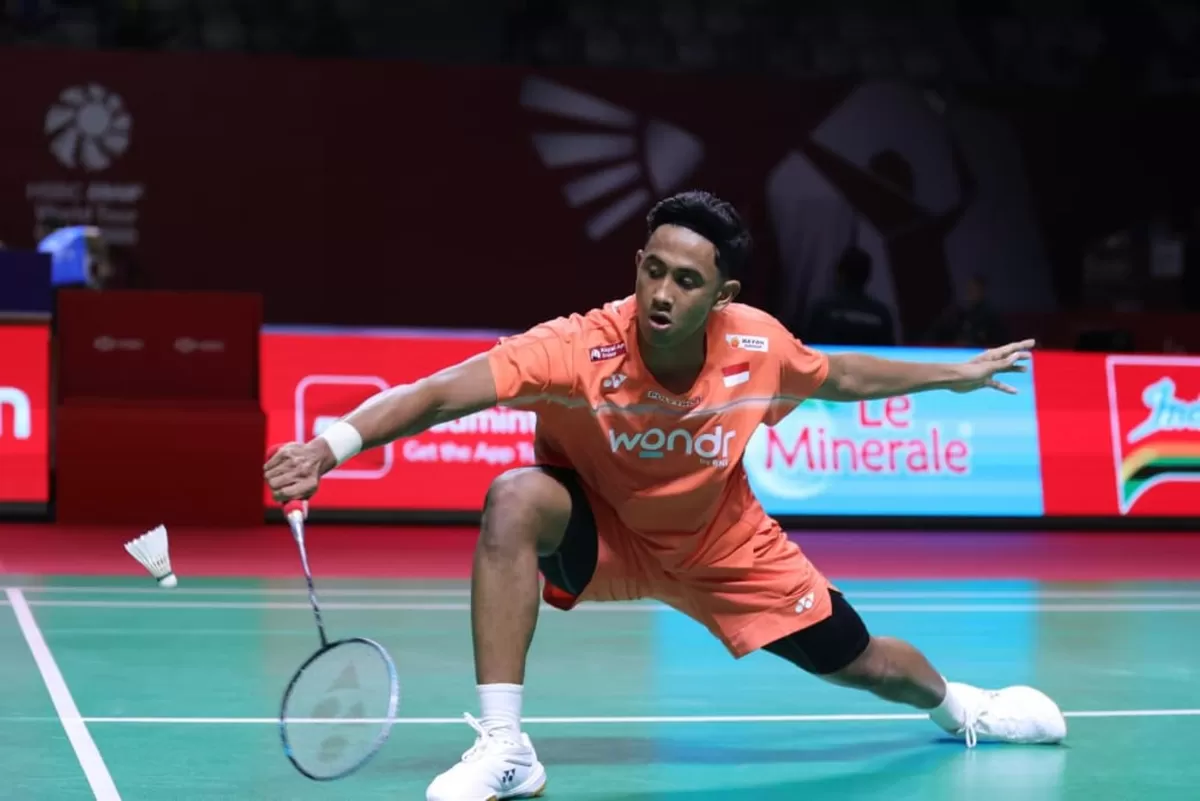 Tunggal muda Indonesia, Alwi Farhan melaju ke babak kedua Indonesia Open 2026 untuk bertemu dengan seniornya, Jonatan Christie. Pertemuan itu amankan tempat di perempat final. (PBSI)