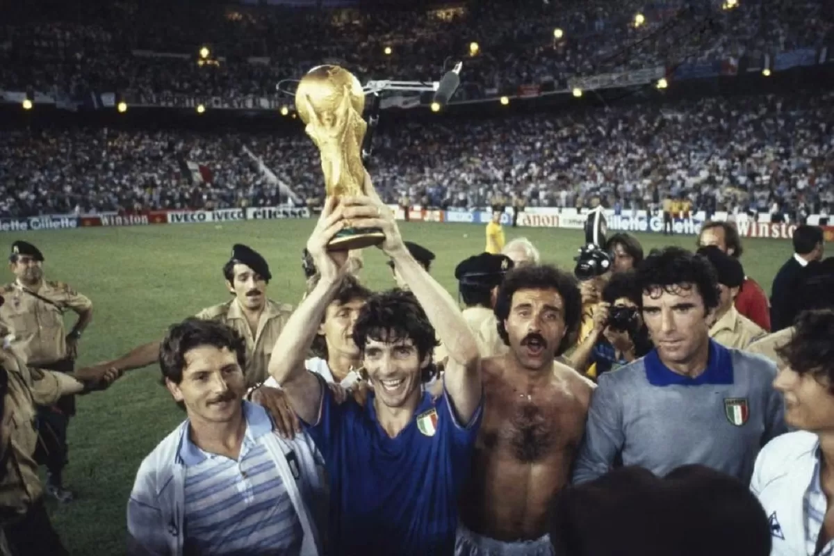 Paolo Rossi menjadi mengangkat trofi juara Piala Dunia 1982, topskorer, dan pemain terbaik.