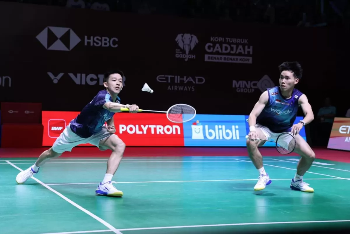 Pasangan muda Indonesia Raymond Indra/Nikolaus Joaquin menjaga harapan gelar Indonesia Open 2026 dari sektor ganda putra. Mereka melaju ke babak 16 besar, Rabu, 3 Juni. 
