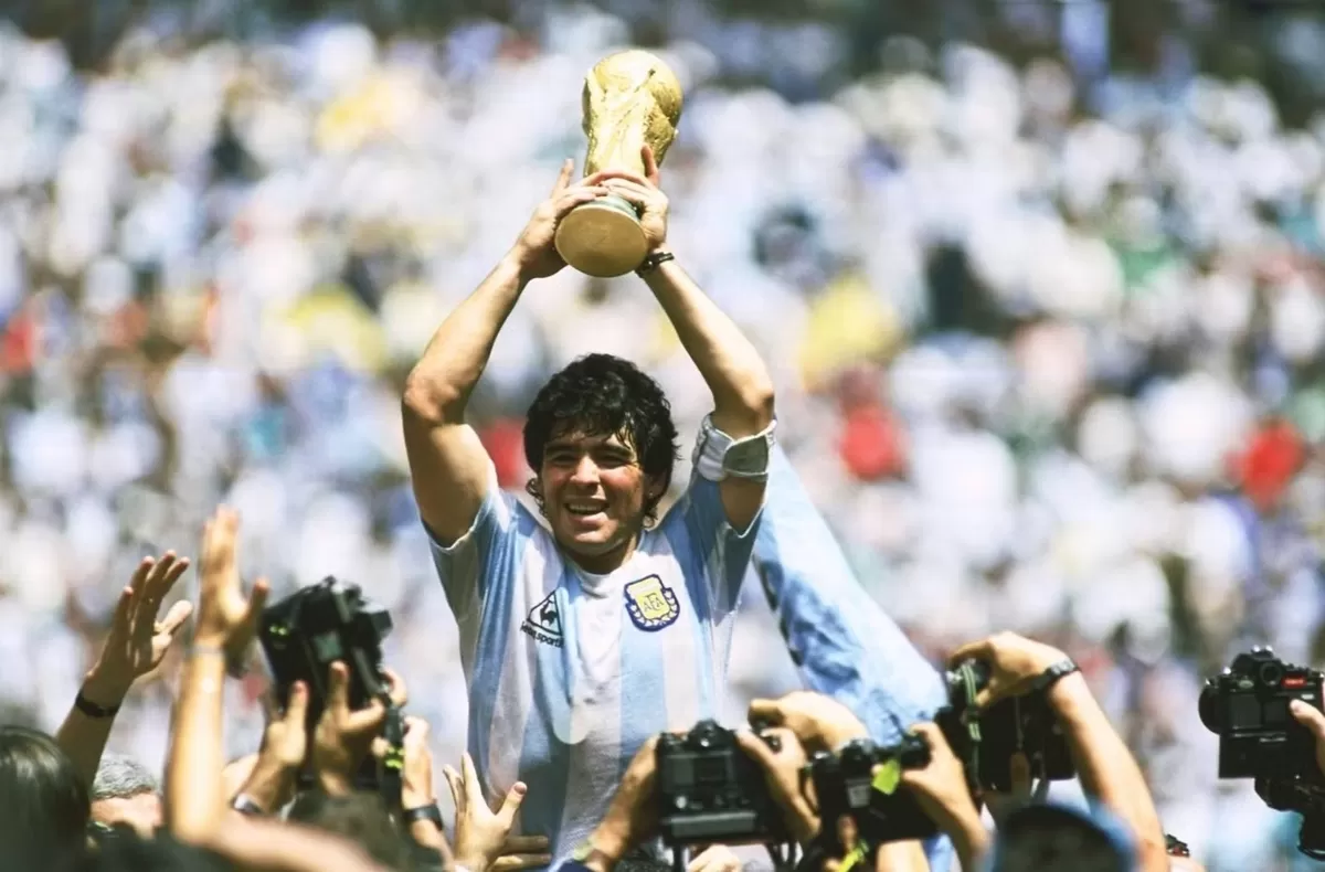 Diego Maradona menciptakan dua momen pada Piala Dunia 1986.