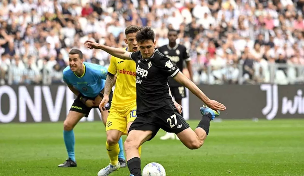 Bek Juventus Andrea Cambioso diincar Barcelona dan Chelsea di bursa transfer pemain. (Juventus)