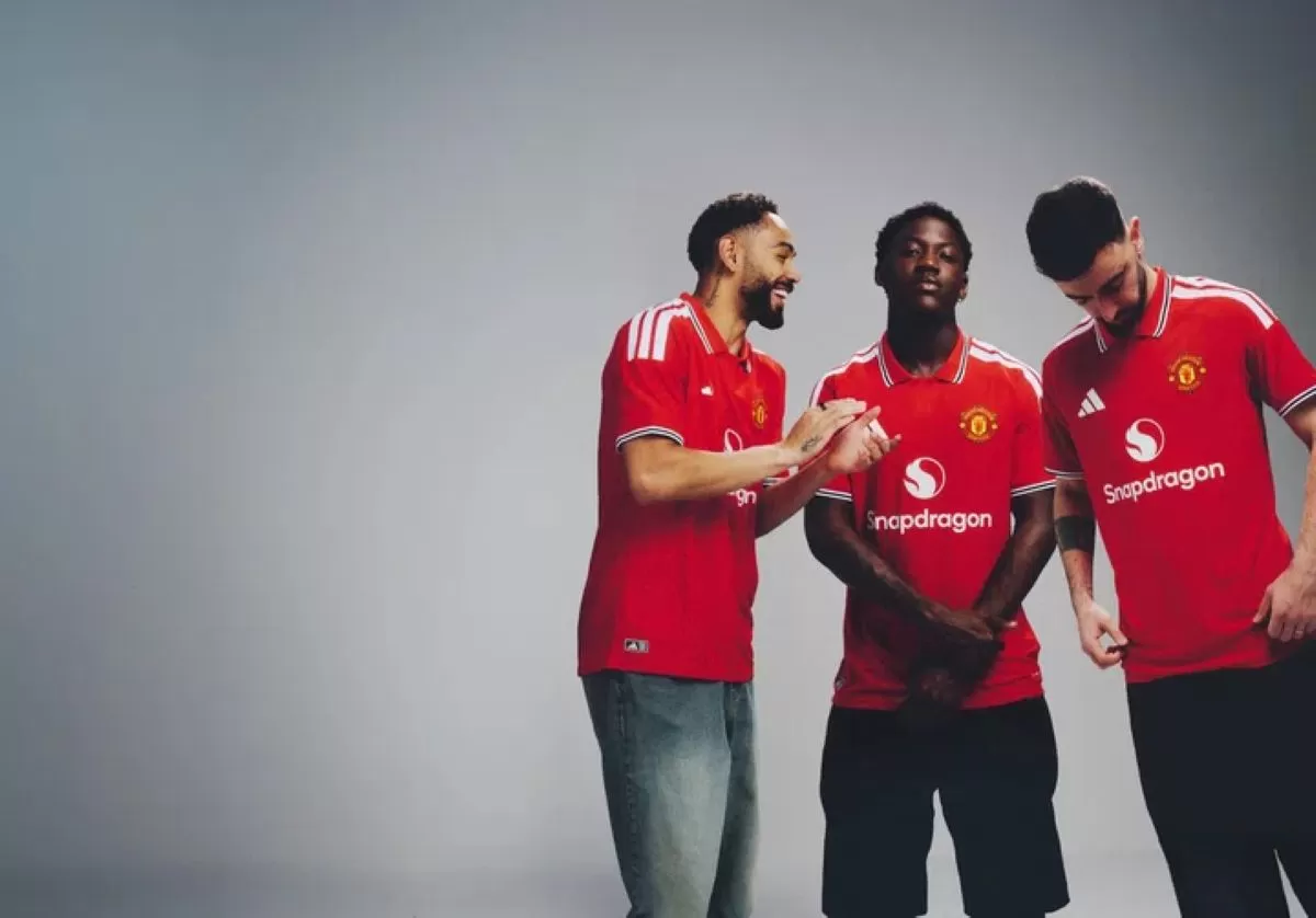 Tiga pemain Manchester United dengan jersey kebanggaannya. (Manchester United)