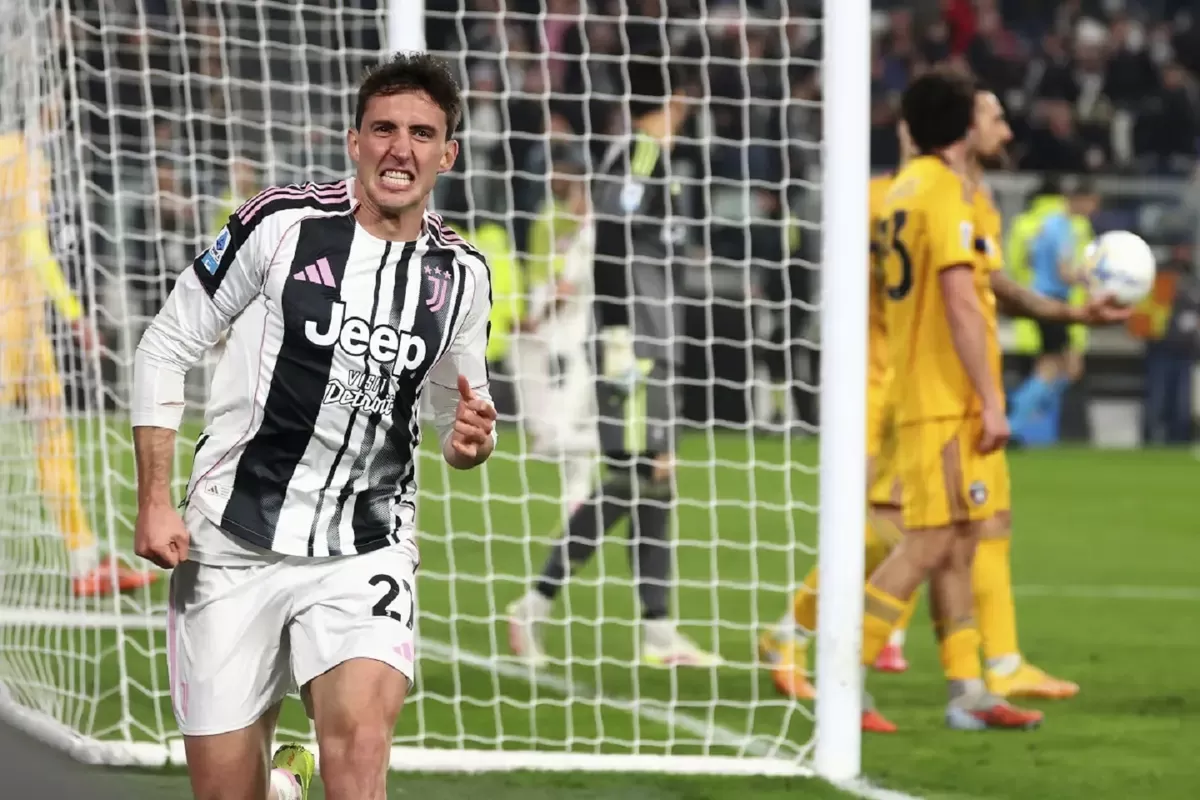Andrea Cambiaso dari Juventus merayakan setelah mencetak gol pembuka selama pertandingan Serie A antara Juventus FC dan Pisa SC