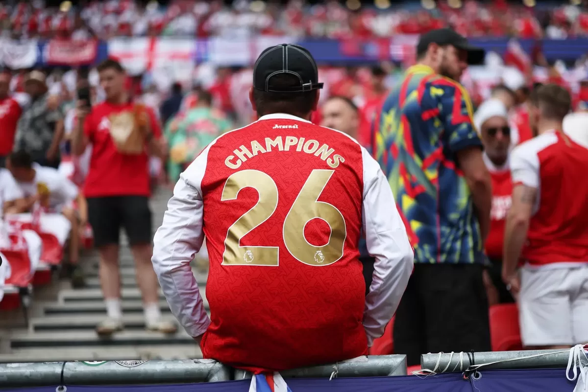 Para penggemar Arsenal harus menunggu cukup lama untuk mendapatkan jersey juara setelah kesuksesan mereka meraih gelar juara.