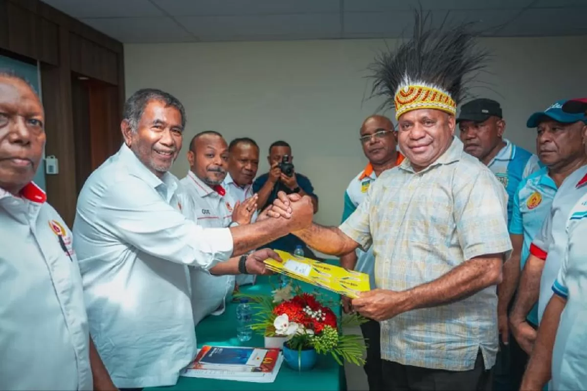 Calon Ketua Umum KONI Papua, Matius D Fakhiri saat mendaftar langsung ke TPP KONI Papua, Kamis sore 4 Juni 2026.