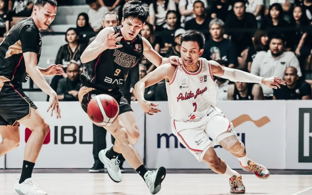 Kapten Tim Pelita Jaya Andakara Prastawa beradu dengan pemain muda Dewa United Rio Disi, dalam Round 1 Semifinal IBL 2026 di PJ Arena, Jakarta, Sabtu, 6 Juni 2026.