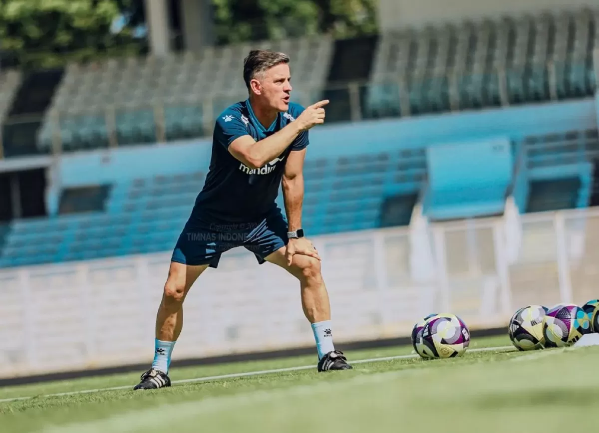 Pelatih Timnas Indonesia John Herdman berikan instruksi ke pemain. (Timnas Indonesia)