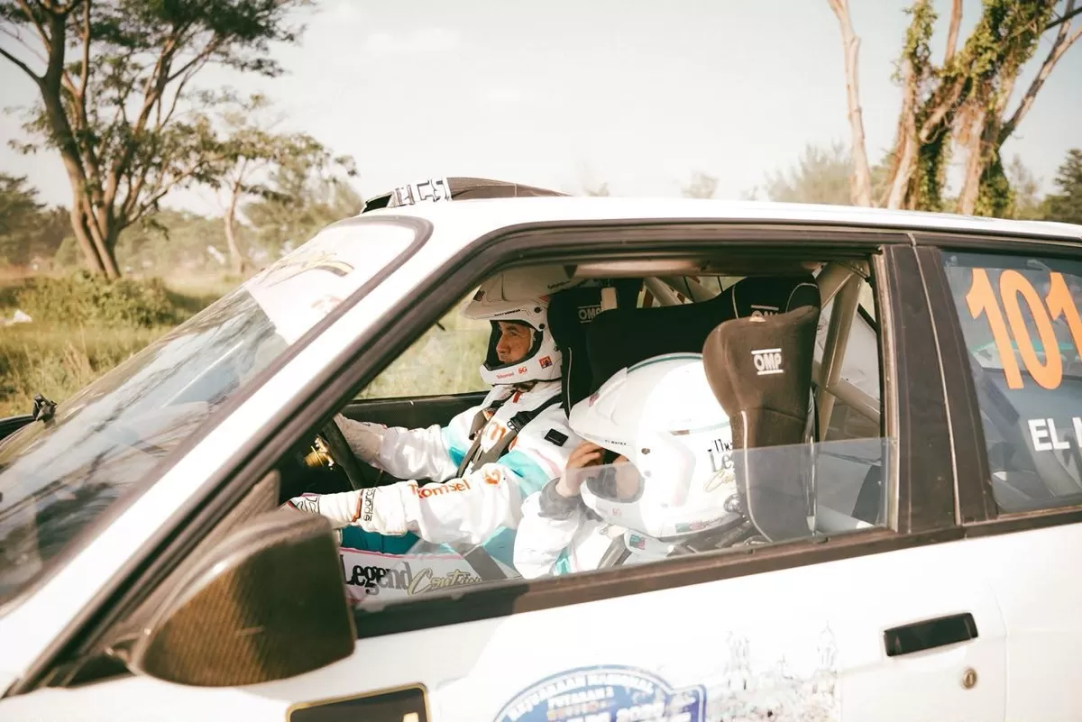 The Legend Continues, pasangan pereli dan navigator, Rifat Sungkar dan putranya El Mayka Sungkar dalam sesi Shakedown Kejurnas Sprint Rally, Jumat, 5 Juni di Sirkuit POJ City, Semarang.