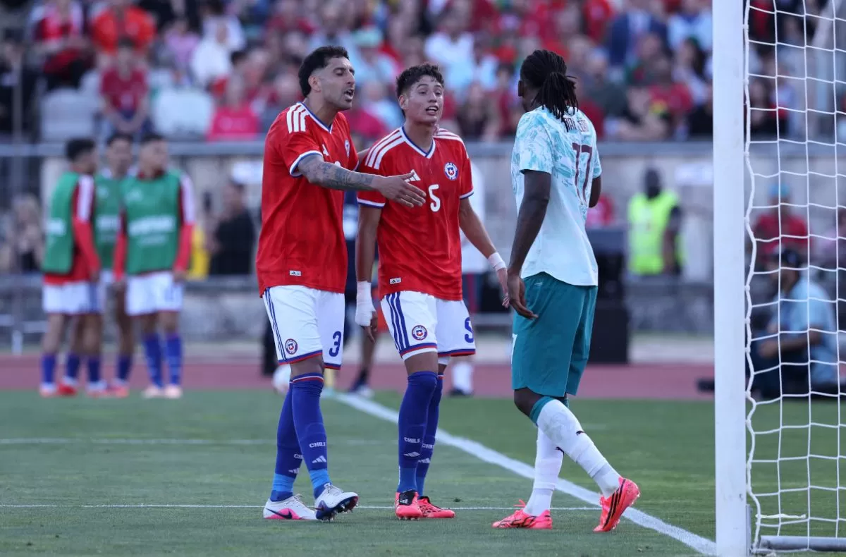 Rafael Leao #17 dari Portugal berbicara kepada Guillermo Maripan #3 dan Ivan Roman #5 dari Chile.