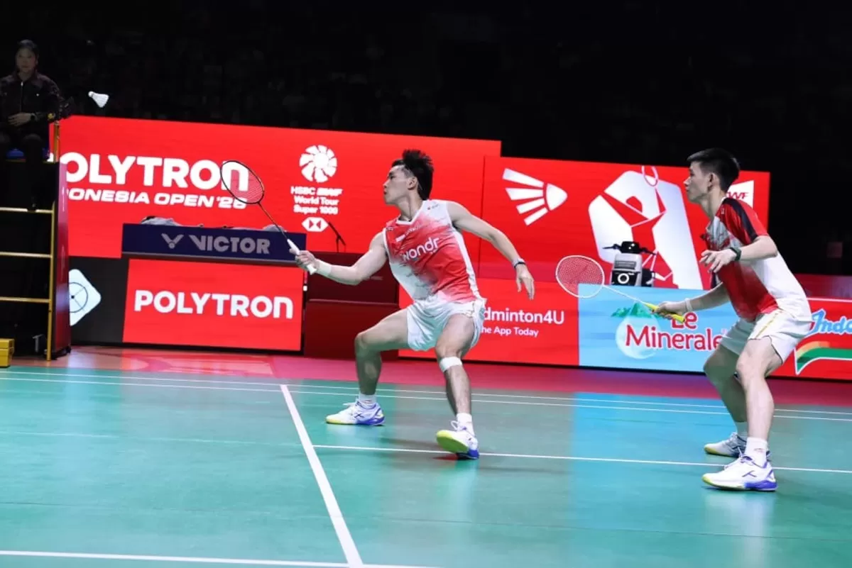 Ganda putra Indonesia Raymond Indra/Nikolaus Joaquin justru terpeleset di saat-saat krusial hingga gagal mengamankan gelar juara Indonesia Open 2026. Indonesia kembali puasa gelar.