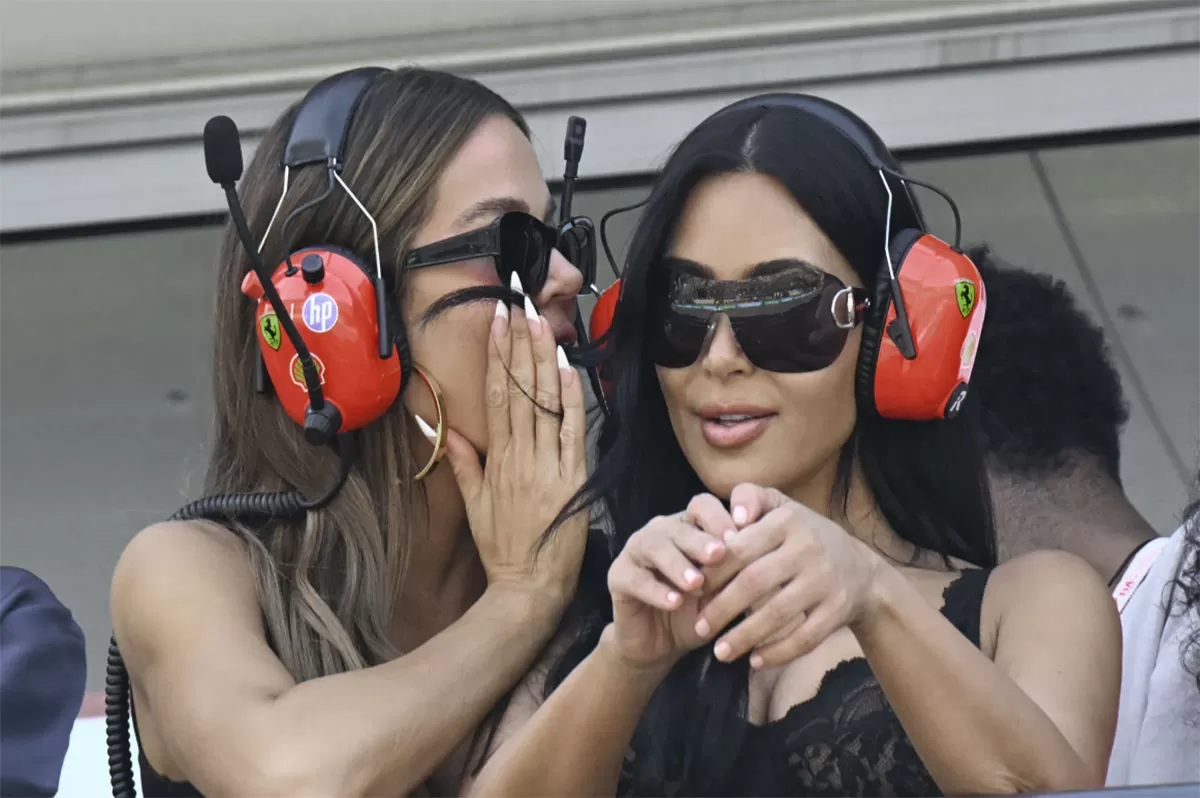 Kim Kardashian yang mencuri perhatian di garasi Ferrari.