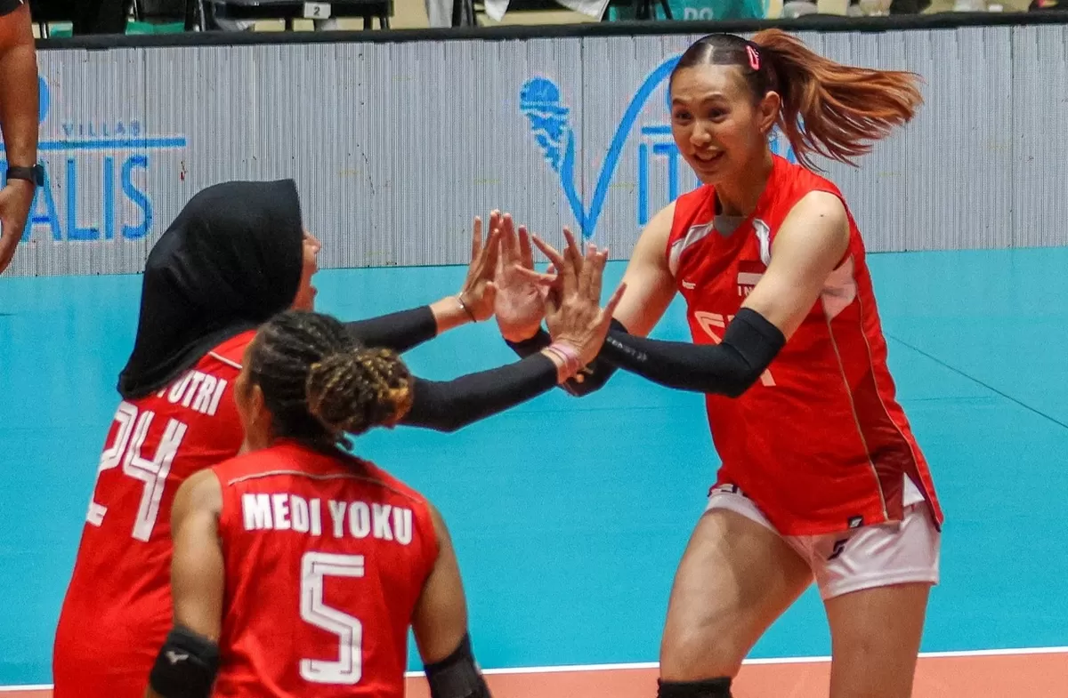 Para pemain Indonesia melakukan tos saat menghasilkan poin di AVC Cup 2026, Di Candon City, Filipina. Indonesia masih mencari kemenangan kedua. 