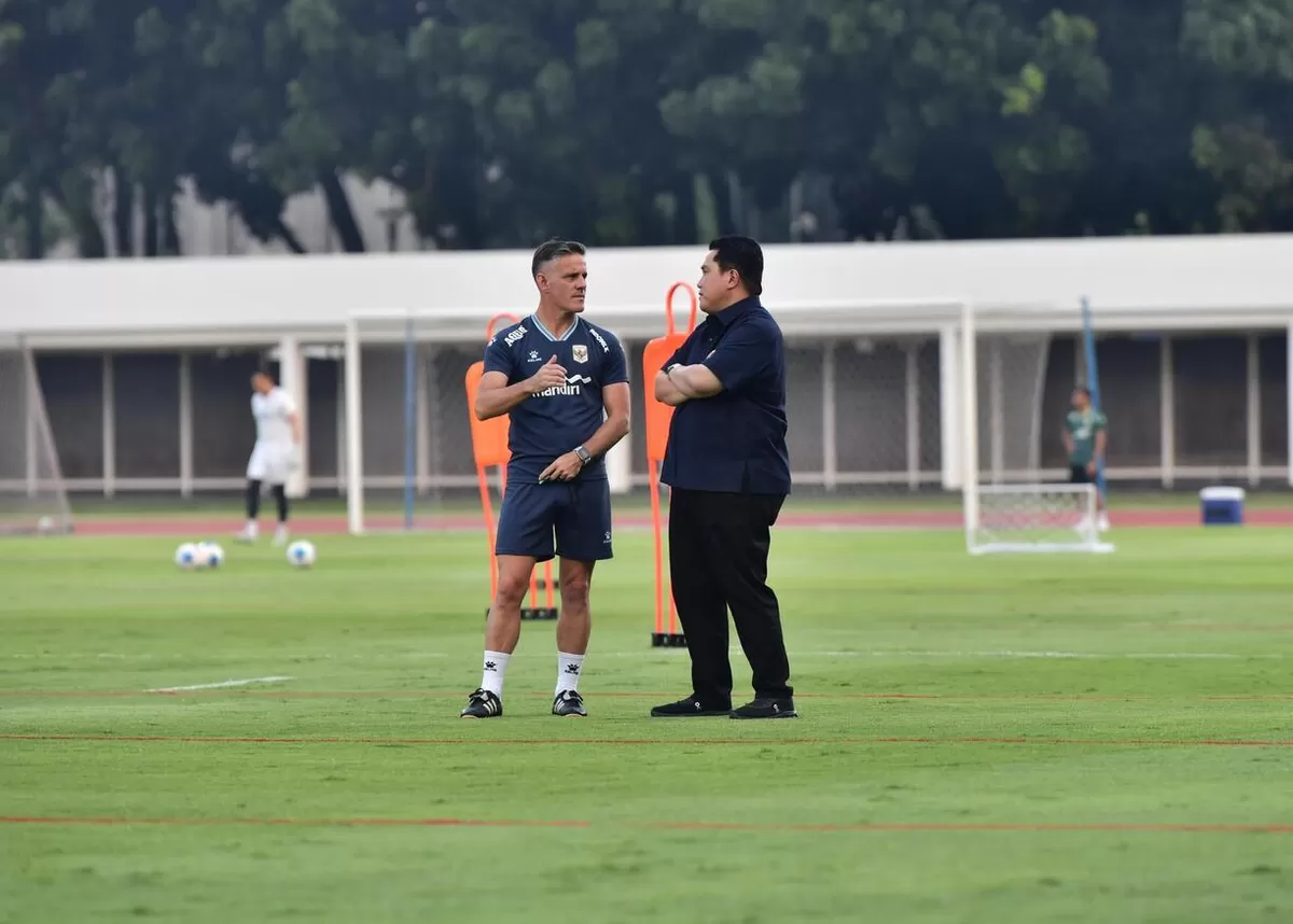 Ketua Umum PSSI Erick Thohir menyambangi Latihan Resmi Timnas Indonesia jelang laga uji coba melawan Mozambik, Senin, 8 Juni di Stadion Madya, Senayan. Ia berbincang dengan pelatih Garuda John Herdman