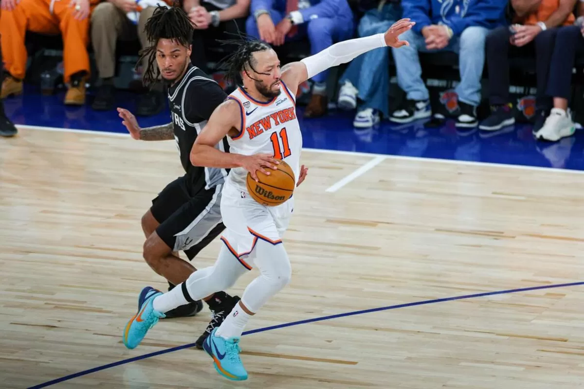 Jalen Brunson, guard New York Knicks, sedang menggiring bola melawan Stephon Castle, guard San Antonio Spurs, Senin, 8 Juni, dalam pertandingan ketiga Final NBA di Madison Square Garden, New York.
