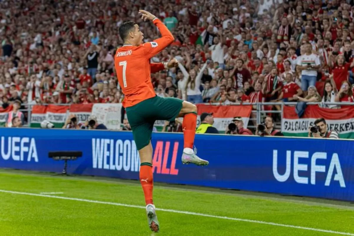 Kapten Tim Portugal Cristiano Ronaldo melakukan selebrasi pada laga uji coba internasional melawan Hungaria beberapa waktu lalu. 