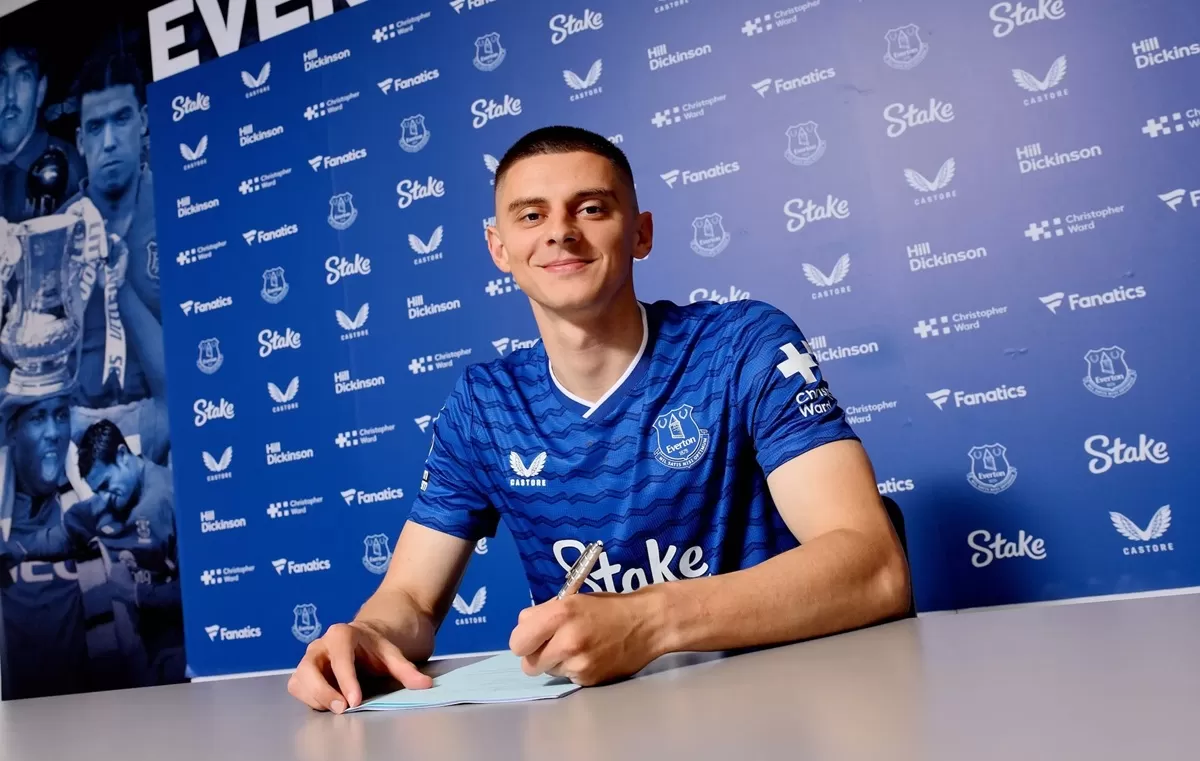 Vitalii Mykolenko perpanjang kontrak dengan Everton berdurasi tiga musim. (Everton)