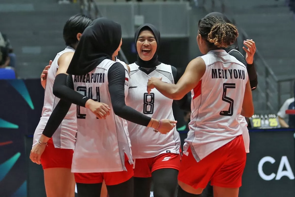 Timnas Voli Putri Indonesia merayakan kemenangan 3-0 atas Hong Kong di AVC Cup 2026, di Candon City, 9 Juni 2026. 