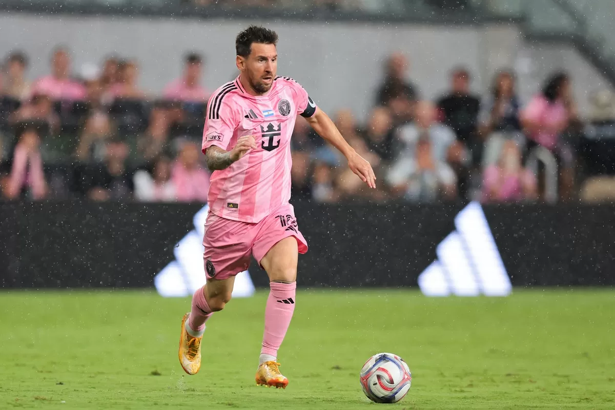 Lionel Messi terus menggores sejarah dalam karier sepak bolanya.