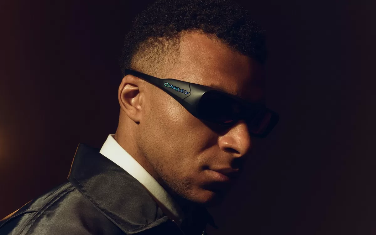 Kylian Mbappe bergaya futuristik dengan kacamata performa