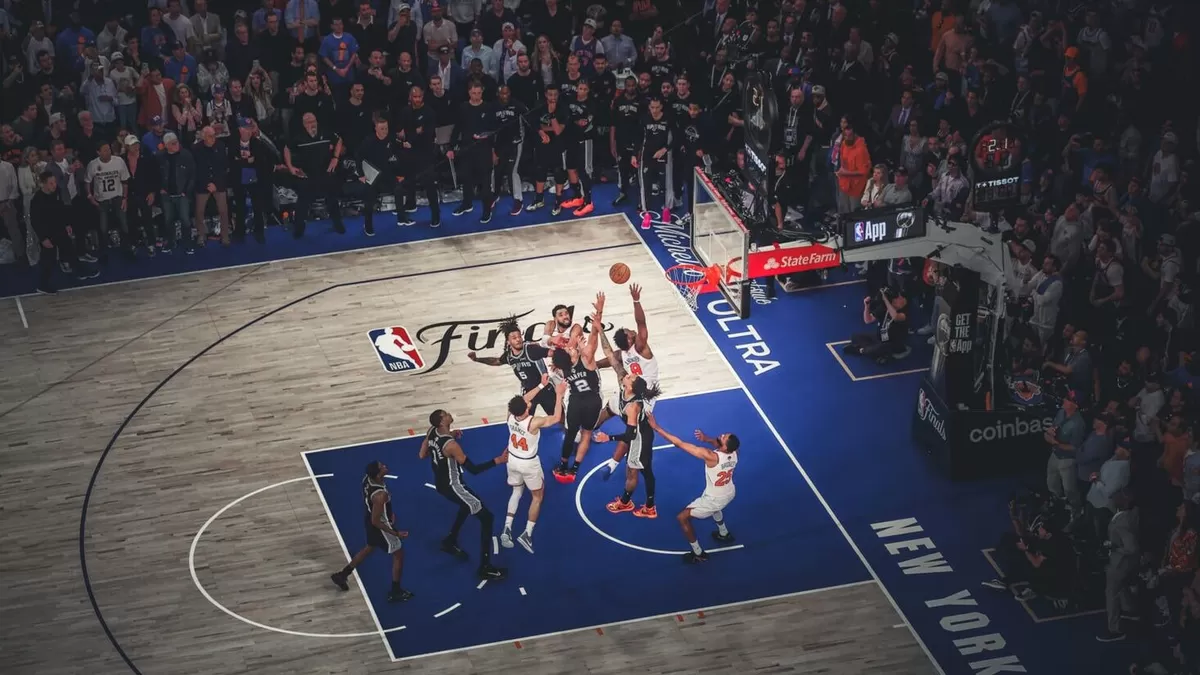 Laga Final NBA 2026 Gim 4 di Madison Square Garden New York, Rabu, 10 Juni waktu setempat. Knicks raih kemenangan tipis 107-106 atas San Antonio Spurs. 