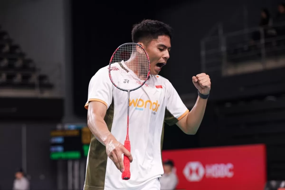 Tunggal muda Indonesia, Moh Zaki Ubadillah melangkah ke perempat final Singapore Open 2026. Ia menumbangkan unggulan.