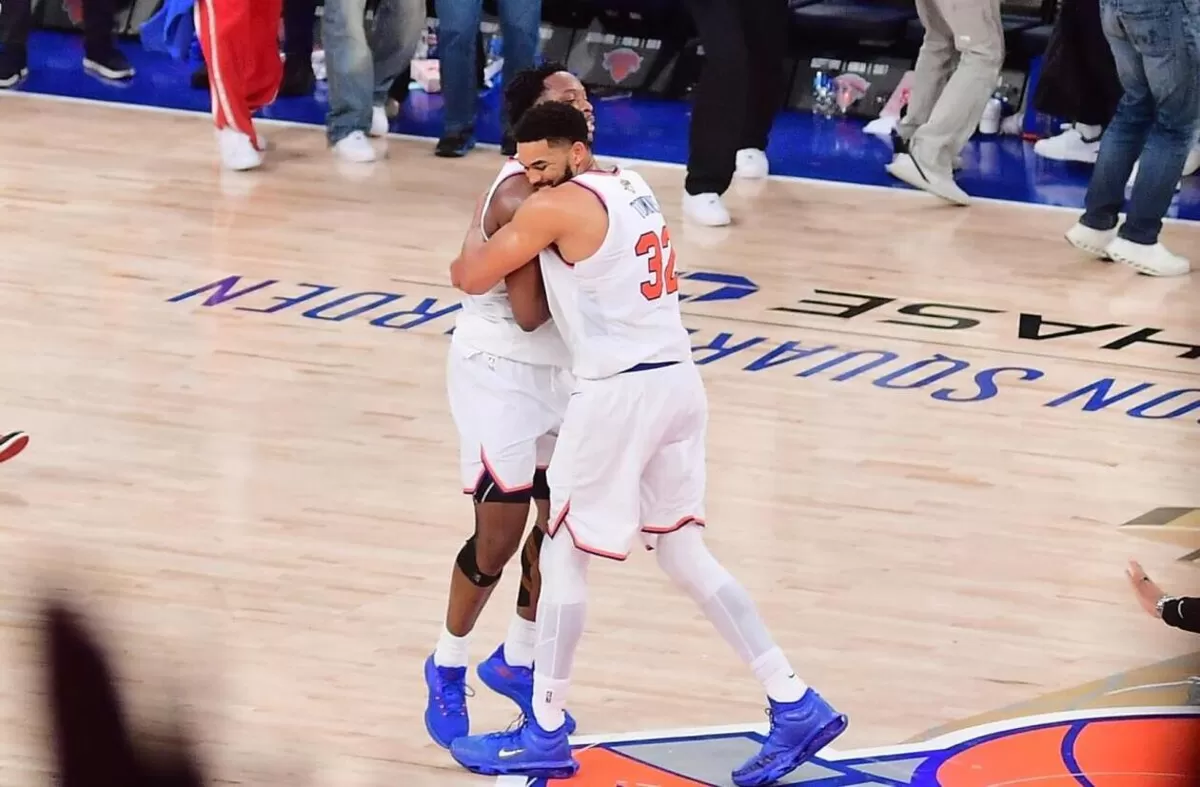 Karl-Anthony Towns memeluk OG Anunoby sang pahlawan Knicks di Gim 4 Final NBA 2026. Tertinggal sepanjang pertandingan, aksi heroik Anunoby memberikan Knicks keunggulan 3-1 atas Spurs. 