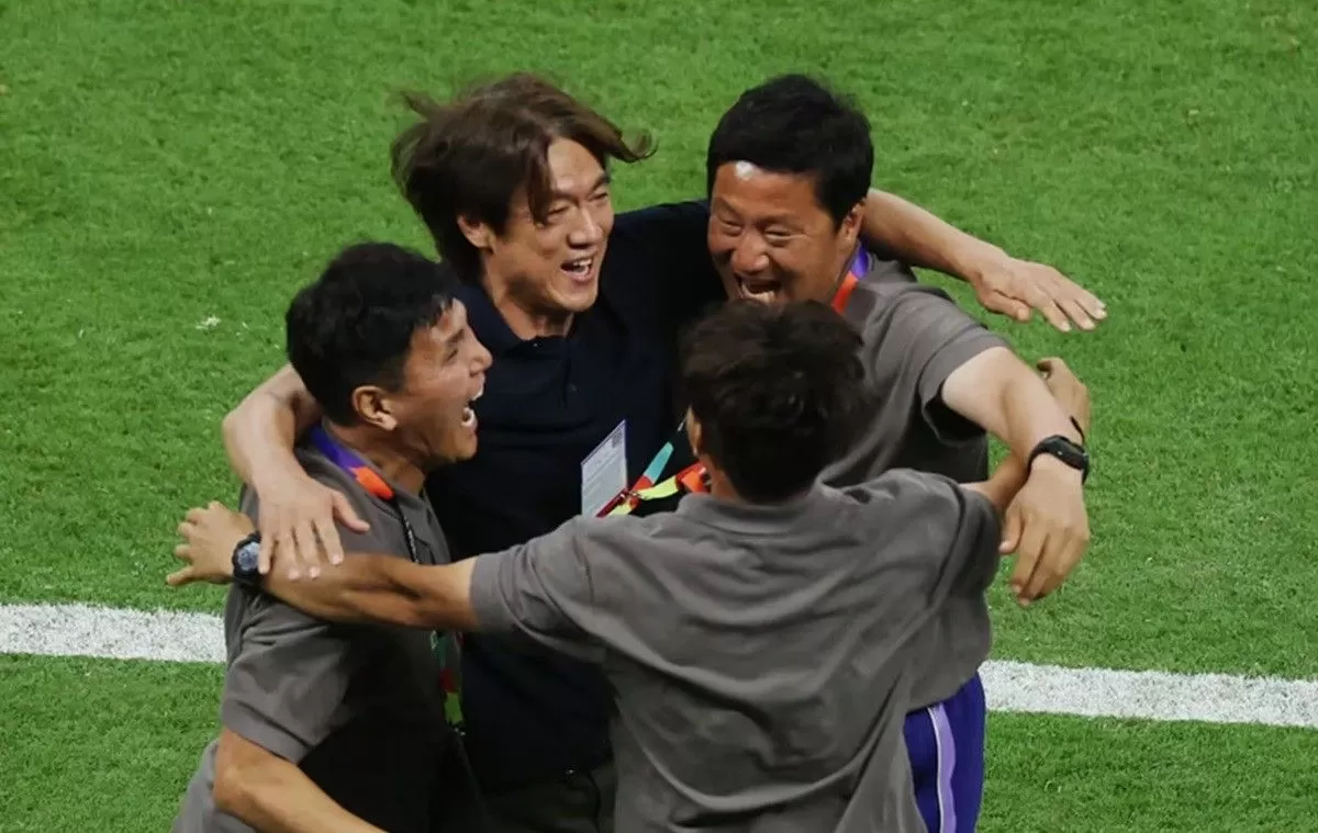 Pelatih Korea Hong Myungbo (baju hitam) rayakan kemenangan Korea atas Ceko 2-1. (FIFA)