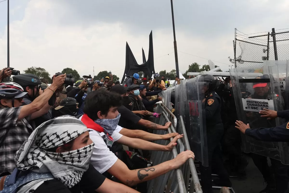 Demontran dan polisi anti huru hara bentrok di depan Stadion Azteca saat pembukaan Piala Dunia 2026. 