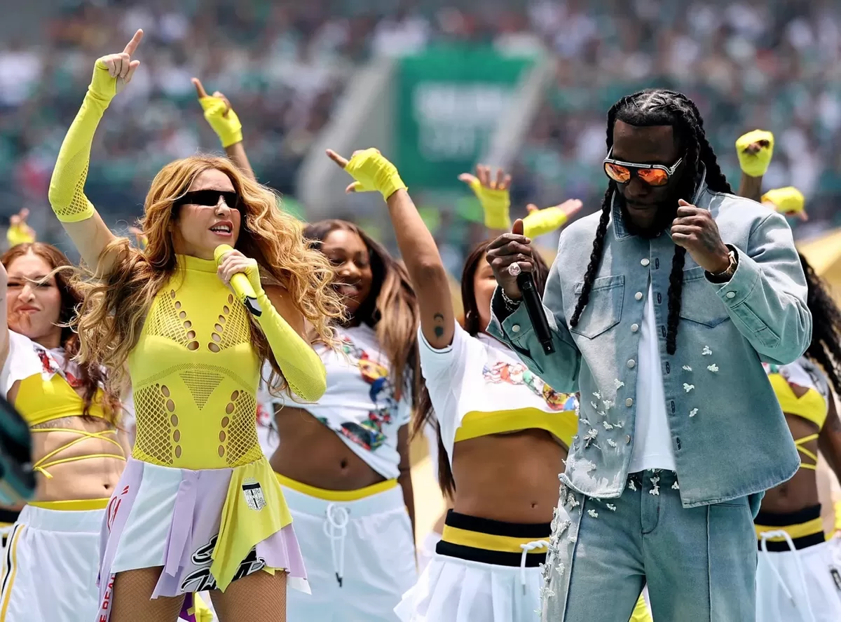 Shakira dan rapper Nigeria Burna Boy membawakan lagu kebangsaan turnamen baru "Dai Dai"
