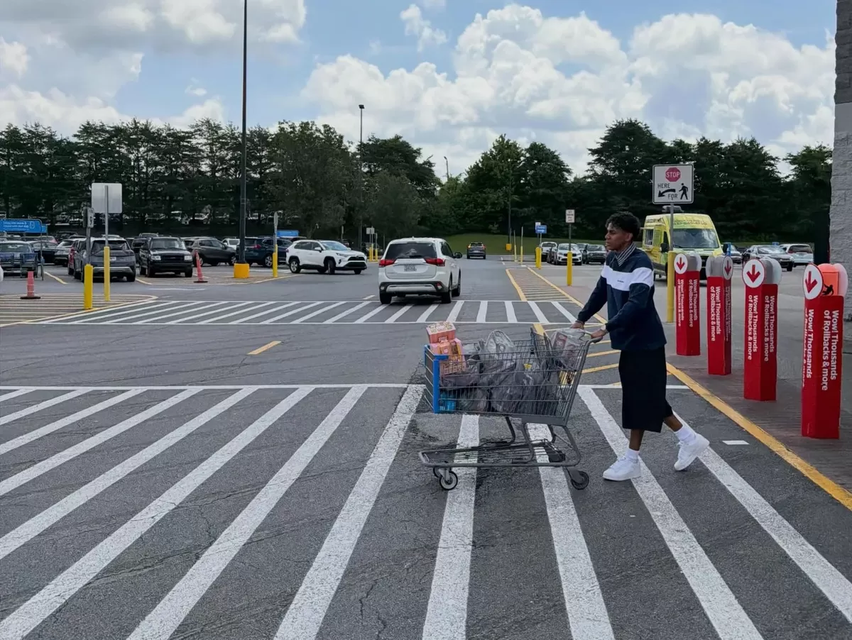 Lamine Yamal, terlihat berbelanja bahan makanan di Walmart.