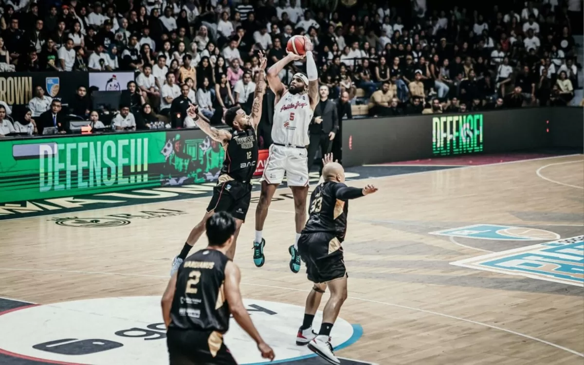 Para pemain Dewa United Banten mencoba menghalangi shooting guard Pelita Jaya, Perrin Buford di Gim 4 Semifinal IBL 2026, Sabtu, 13 Juni. PJ berhasil ke final tuk bertemu Bogor Hornbills.