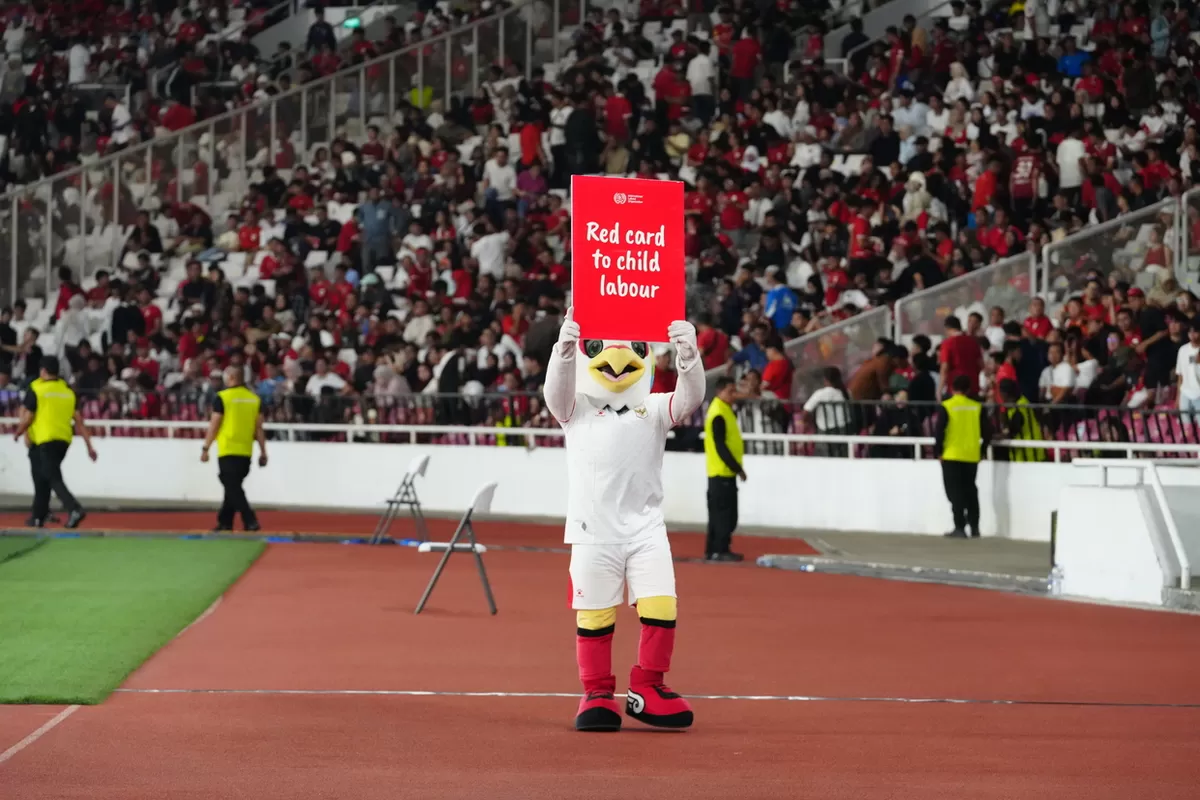 Maskot Timnas, Sakhti mengkampanyekan gerakan global bertajuk Red Card to Child Labour saat laga uji coba internasional melawan Mozambik, di SUGBK, Jakarta, 9 Juni. Gerakan ini kerjasama PSSI dan ILO