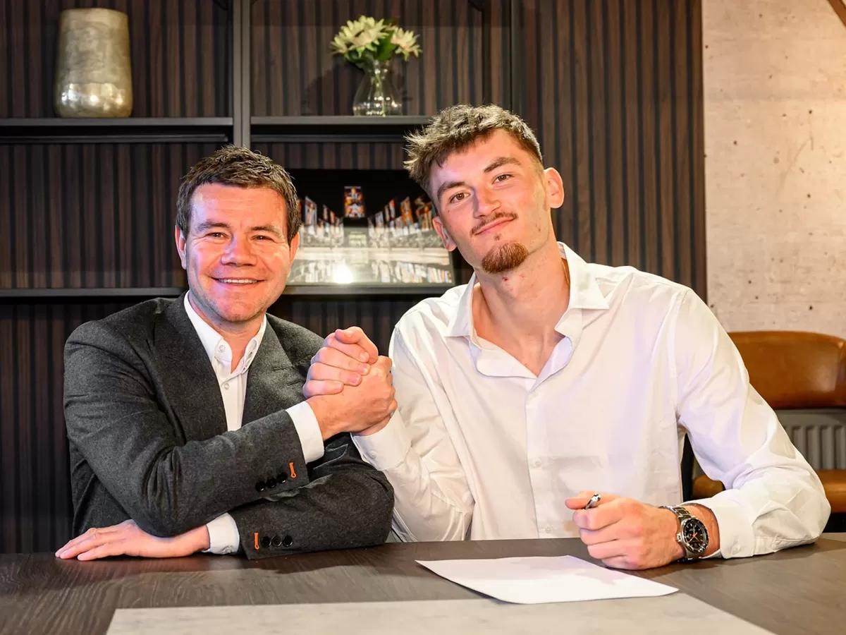 Ewen Jaouen (kanan) resmi bergabung dengan Newcastle United untuk musim 2026/27. (Newcastle United)
