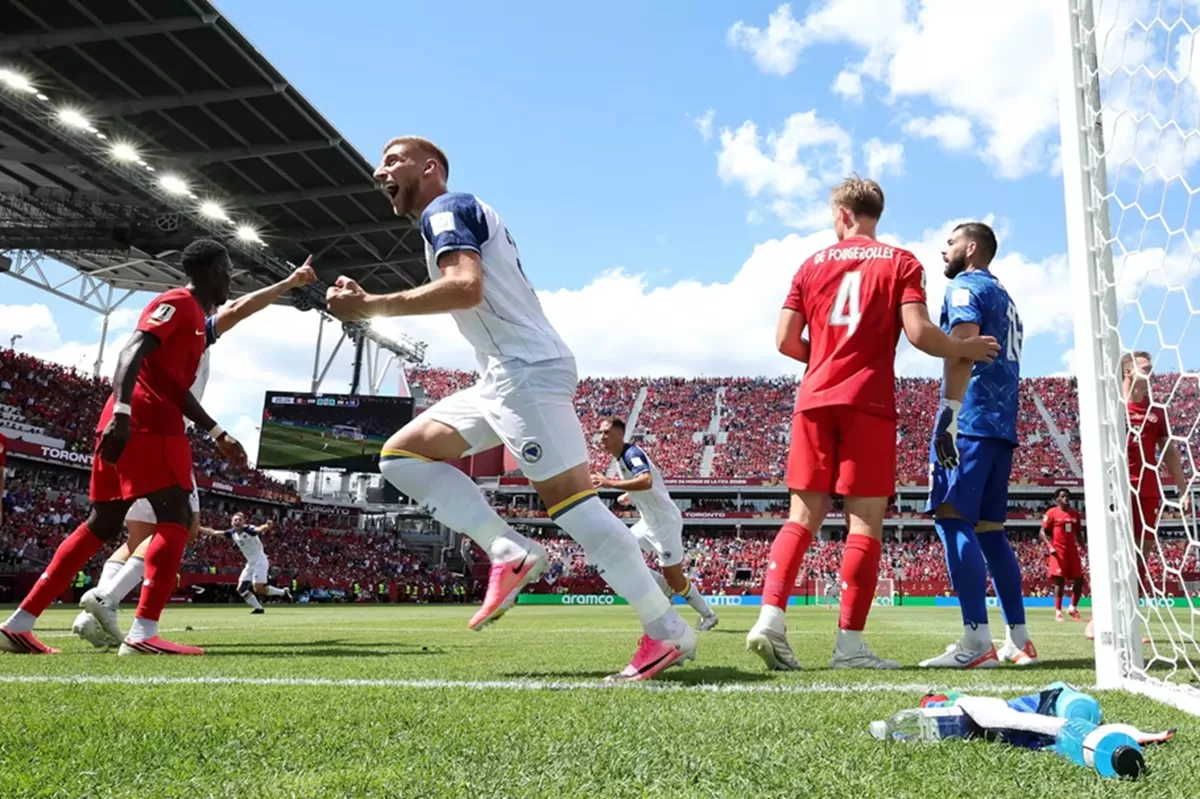 Bosnia Herzegovina cetak gol ke gawang Kanada. Pertandingan berakhir imbang 1-1. (FIFA)
