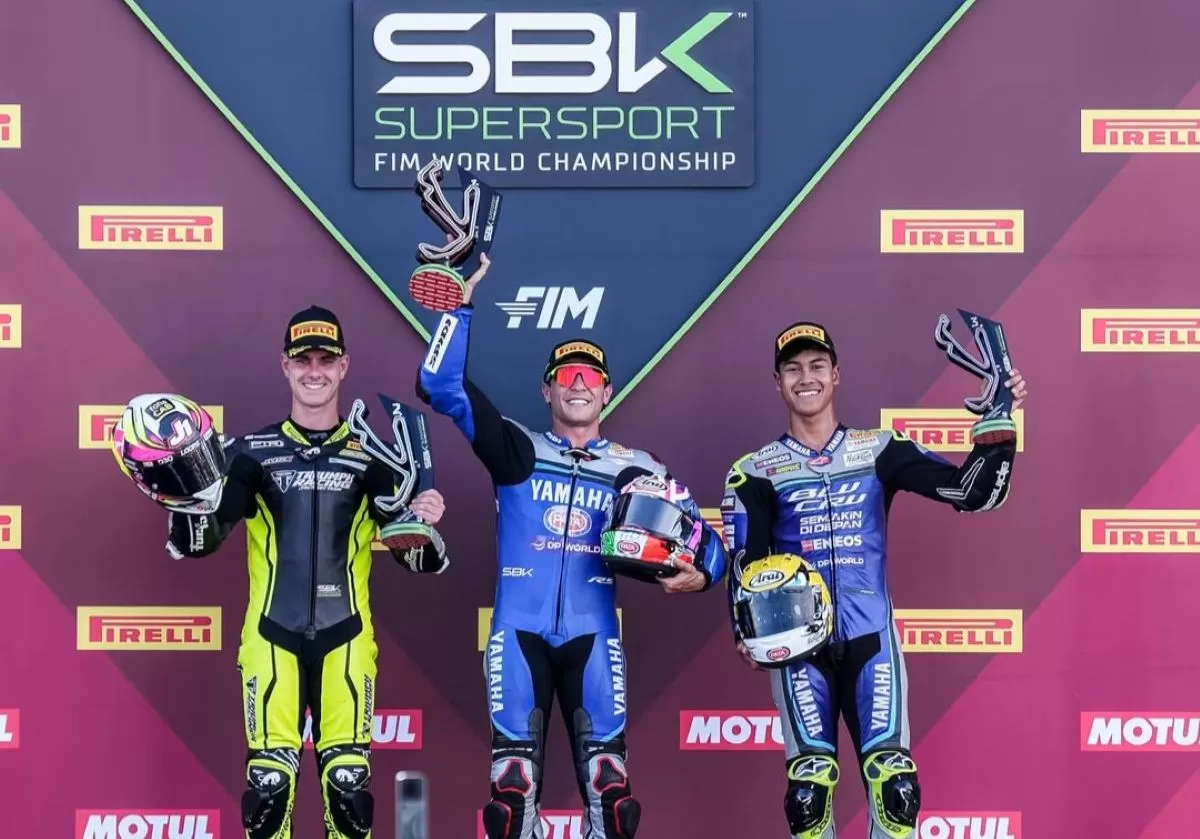 Pembalap Indonesia Aldi Mahendra (kanan) raih podium 3 Race 2 WorldSSP di Misano. (@worldsbk)