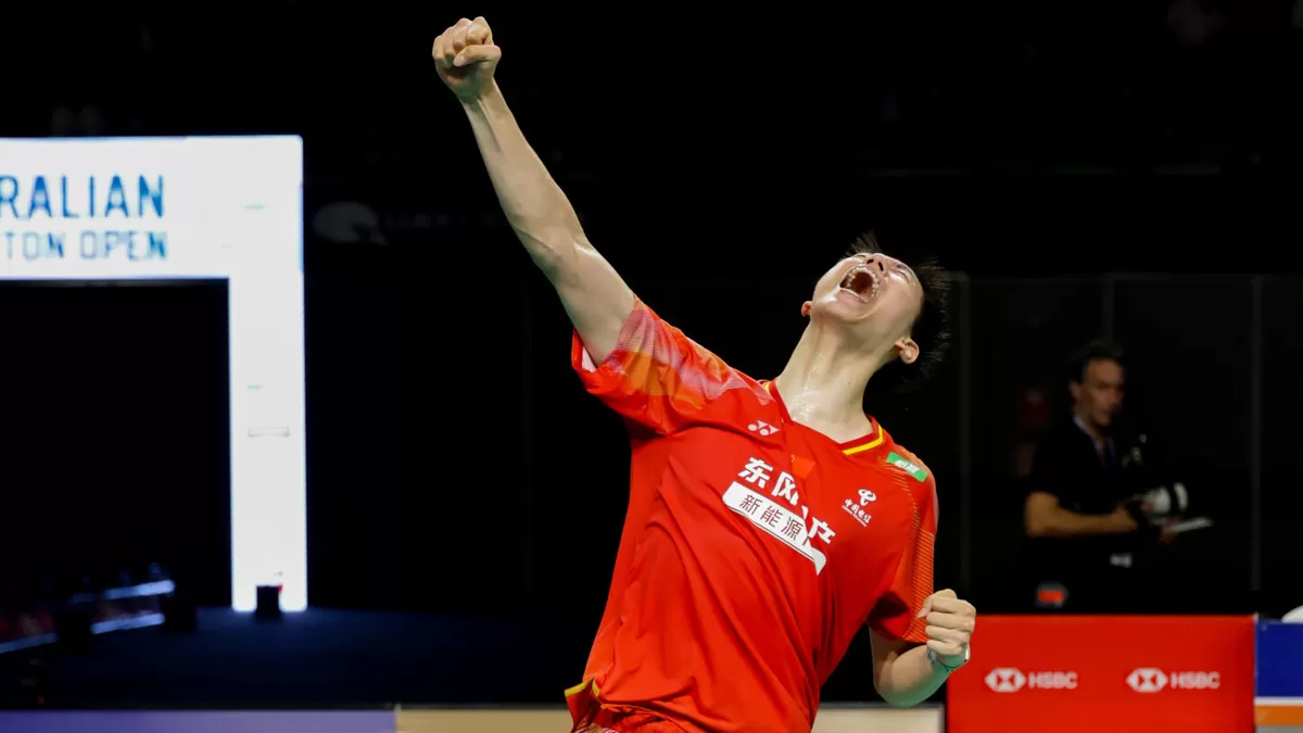 Spesialis ganda campuran, Feng Yan Zhe berteriak merayakan kemenangannya. Bersama partnernya Huang Dong Ping, ia akhirnya keluar sebagai juara Australia Open 2026.  