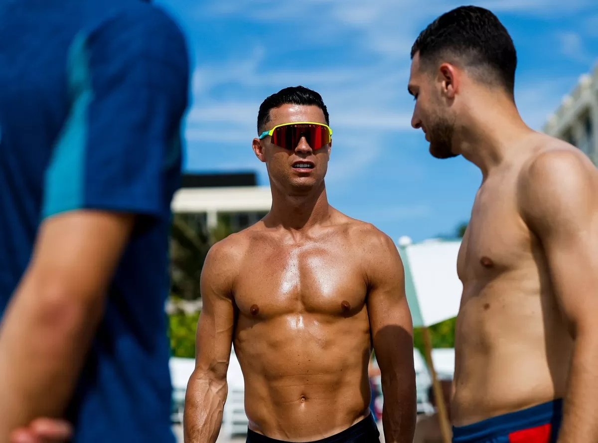 Cristiano Ronaldo masih memiliki fisik yang terpahat dengan perut six-pack yang kencang.